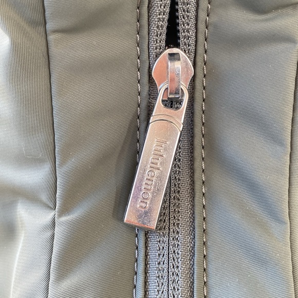 ❤️ Lululemon Mini Shoulder Bag 4L Grey Sage NWT - Picture 10 of 16